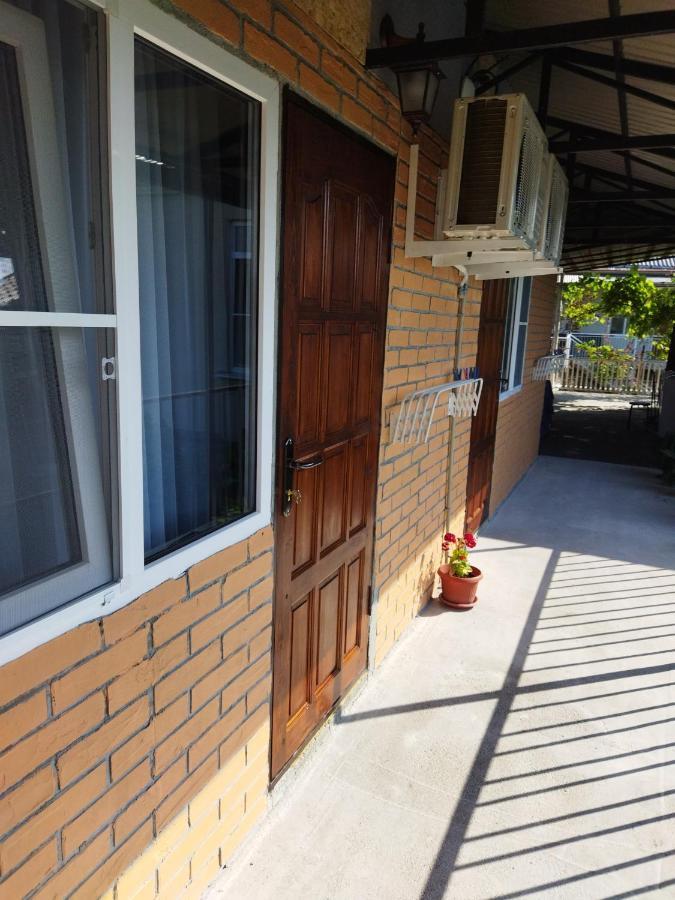 Hotel Гостевой Дом Ксения Sochumi Exterior foto